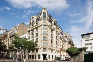 Une adresse contemporaine et accueillante, au cœur de la ville, qui donne le ton dès l’entrée. | © Terrass'' Hotel